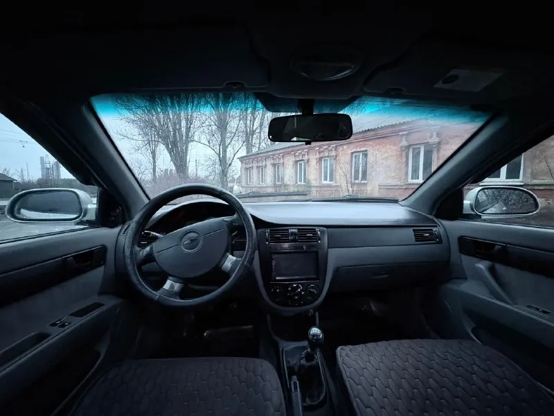 Продам chevrolet lacetti 2008г. в цена 485.000тыс. руб (торг) пробег 223т. км автомобиль в хорошем состоянии, простой в ремонте, неприхотливый и надёжный при эксплуатации. двигатель в хорошем состоянии не дымит, масло не кушает, работает ровно, коробка 5-ти ступка не выбивает, все передачи включаются как положено. кузов ровный, не гнилой, дно и пороги в отличном состоянии, есть жизненные моменты, ничего критичного. ходовая часть обслужена, ничего не стучит. салон в достойном состоянии пластик без трещин, как на фото приятный, опрятный, сиденья в чехлах, работает каждая кнопка. достаточно большой вместительный багажник. комплектация:эл. стеклоподъемники, кондиционер (работаем исправно, обслужен) гур, электро-регулировка зеркал, бортовой компьютер, обогрев заднего стекла,2din магнитола, камера заднего вида, установлена сигнализация starline с автозапуском. очень приятный, комфортный и надежный автомобиль, с документами полный порядок. цена 485тыс. руб торг. осмотр:г. макеевка тел. +79490356869 - фотография - 5