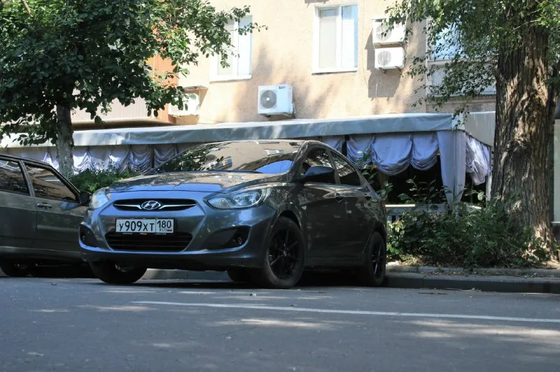 ✅автомобиль:hyundai солярис ✅год:2011 ✅пробег:122000 ✅объем:1.4 (механика) ✅цена: 900к ( хороший торг у капота !) ✅телефон: +79494928535 по технички нечего делать не нужно ! сел и катайся, масло меняй с фильтрами и всё ! масло лью оригинальное hyundai киа( замена каждые 6 к) масло в коробке менялось 10к назад! из недавнего переберитесь ходовая ( не стучит не скрепит нечего, мягенько все работает) из недавнего установлен хороший свет ! 2 комплекта дисков и резины( лето откатилось только лето, зима отъездила 2 сезона) заряжена музыка( около 100к, замена в круг аудио системы,2 усилителя и саб )! все что должно работать, работает без нареканий ! 📞 звоните: +7(949)4928535 - фотография - 2