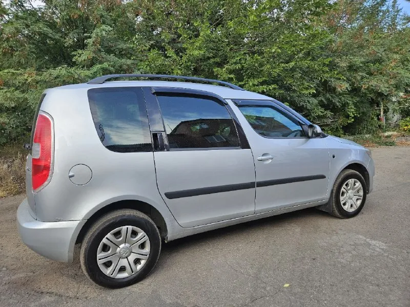 Продам- skoda roomster год- 2013 пробег-193тыс. км. -1.4 бензин коробка -механика 5 ст. осмотр-г. макеевка цена-700.000тыс. руб. торг. возможен обмен. все вопросы по телефону: +7 949 311 79 95 📞 звоните: +7(949)3117995 - фотография - 5