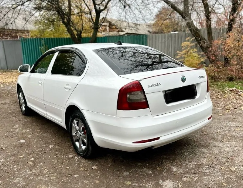 Цена 699.тыс. руб. ❗️❗️❗️ срочная продажа. торг у капота. skoda octavia a5 рейсталинг 2012г. 1.6 mpi механика. родной пробег 250тыс. км. 2хозяина. авто в очень хорошем состоянии вложений не требует не каких. кузов без гнили и ржавчины выглядит красиво как на фото так и в живую. мотор работают отлично не дымит не троит тянет хорошо. самый лучший и надежный мотор в линейке. ходовая без посторонних звуков все в полном порядке. коробка отлично работает. масла фильтра только поменял ещо даже 100км не проехали. салон чистый. богатая комплектация. кондиционер, гур, датчики света и дождя, подогрев сидений и зеркал,4эл. стеклоподьмника, эл. зеркала, подушки безопасности, парк-троик. установлена магнитола на android системе. литые диски. лед фары в ближнем и туманках, тонеровка. в серьезных дтп не была. документы в полном порядке.2собственика, птс оригинал, любое переоформление хоть по дкп хоть через мрео. осмотр донецк +79498582203 - фотография - 4