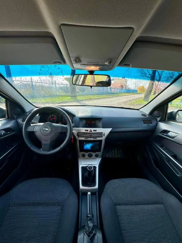 🇩🇪 opel astra h 💰цена: 620 000р 🏢город: мариуполь 📅год выпуска: 2008 🗒️пробег: 240 174 км. ⚙️двигатель: 1.6 ⛽топливо: бензин ⚙️кпп: механика 📞 телефон: +7-949-727-41-51 +7-949-551-91-52 +7-989-263-55-56 💾 описание: 🇩🇪 немецкая сборка ✅ оригинальный пробег ✅ техническая часть на 5 ✅ кузов без дтп и без коррозии ✅ заводская краска (два косметических подкраса) ✅ отличная комплектация: - полный электропакет - бортовой компьютер - линзованая оптика - противотуманки - круиз контроль - датчик дождя - датчик света - кондиционер - кожаный руль новая резина. улица шевченко 2️⃣6️⃣9️⃣ - фотография - 8