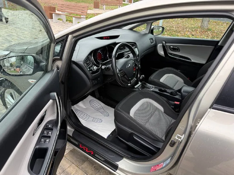 Продам kia cee'd 2012 года 1.6 автомат пробег 102000 тыс родной, состояние автомобиля идеальное во всех смыслах этого слова полностью обслужено есть заказ на ряды эксплуатация без дтп два крашенных элемента остальное в заводской краски! все стёкла в круг родные в салоне никогда не курили очень хорошая комплектация датчик света дождя двухзонный климат подогрев руля сидений круизконтроль подрулевые леписки!колеса r17 в автомобили все работает на 5+ осмотр город мариуполь цена 1210000 тыс рублей по всем вопросам звоните +79497195733 - фотография - 10