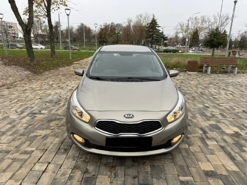 Продам kia cee'd 2012 года 1.6 автомат пробег 102000 тыс родной, состояние автомобиля идеальное во всех смыслах этого слова полностью обслужено есть заказ на ряды эксплуатация без дтп два крашенных элемента остальное в заводской краски! все стёкла в круг родные в салоне никогда не курили очень хорошая комплектация датчик света дождя двухзонный климат подогрев руля сидений круизконтроль подрулевые леписки!колеса r17 в автомобили все работает на 5+ осмотр город мариуполь цена 1210000 тыс рублей по всем вопросам звоните +79497195733 - фотография - 2