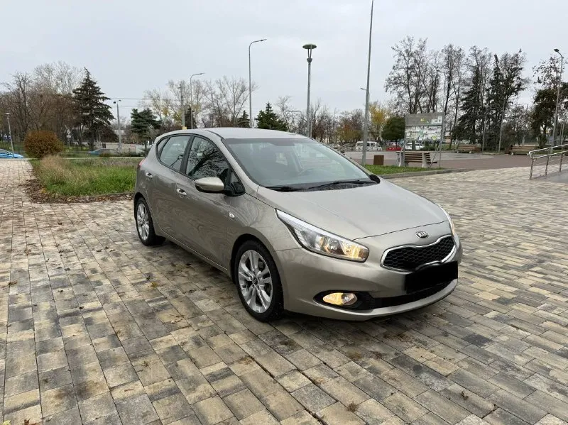 Продам kia cee'd 2012 года 1.6 автомат пробег 102000 тыс родной, состояние автомобиля идеальное во всех смыслах этого слова полностью обслужено есть заказ на ряды эксплуатация без дтп два крашенных элемента остальное в заводской краски! все стёкла в круг родные в салоне никогда не курили очень хорошая комплектация датчик света дождя двухзонный климат подогрев руля сидений круизконтроль подрулевые леписки!колеса r17 в автомобили все работает на 5+ осмотр город мариуполь цена 1210000 тыс рублей по всем вопросам звоните +79497195733 - фотография - 3