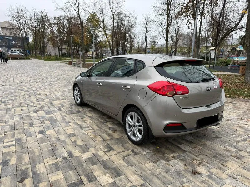 Продам kia cee'd 2012 года 1.6 автомат пробег 102000 тыс родной, состояние автомобиля идеальное во всех смыслах этого слова полностью обслужено есть заказ на ряды эксплуатация без дтп два крашенных элемента остальное в заводской краски! все стёкла в круг родные в салоне никогда не курили очень хорошая комплектация датчик света дождя двухзонный климат подогрев руля сидений круизконтроль подрулевые леписки!колеса r17 в автомобили все работает на 5+ осмотр город мариуполь цена 1210000 тыс рублей по всем вопросам звоните +79497195733 - фотография - 4