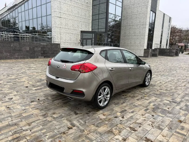 Продам kia cee'd 2012 года 1.6 автомат пробег 102000 тыс родной, состояние автомобиля идеальное во всех смыслах этого слова полностью обслужено есть заказ на ряды эксплуатация без дтп два крашенных элемента остальное в заводской краски! все стёкла в круг родные в салоне никогда не курили очень хорошая комплектация датчик света дождя двухзонный климат подогрев руля сидений круизконтроль подрулевые леписки!колеса r17 в автомобили все работает на 5+ осмотр город мариуполь цена 1210000 тыс рублей по всем вопросам звоните +79497195733 - фотография - 5
