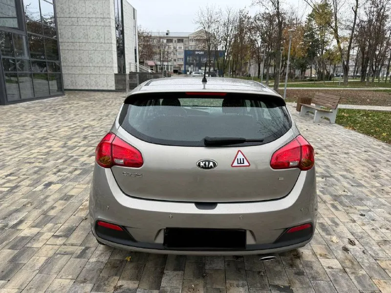 Продам kia cee'd 2012 года 1.6 автомат пробег 102000 тыс родной, состояние автомобиля идеальное во всех смыслах этого слова полностью обслужено есть заказ на ряды эксплуатация без дтп два крашенных элемента остальное в заводской краски! все стёкла в круг родные в салоне никогда не курили очень хорошая комплектация датчик света дождя двухзонный климат подогрев руля сидений круизконтроль подрулевые леписки!колеса r17 в автомобили все работает на 5+ осмотр город мариуполь цена 1210000 тыс рублей по всем вопросам звоните +79497195733 - фотография - 6