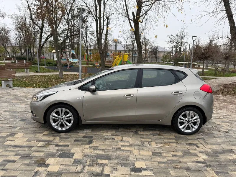 Продам kia cee'd 2012 года 1.6 автомат пробег 102000 тыс родной, состояние автомобиля идеальное во всех смыслах этого слова полностью обслужено есть заказ на ряды эксплуатация без дтп два крашенных элемента остальное в заводской краски! все стёкла в круг родные в салоне никогда не курили очень хорошая комплектация датчик света дождя двухзонный климат подогрев руля сидений круизконтроль подрулевые леписки!колеса r17 в автомобили все работает на 5+ осмотр город мариуполь цена 1210000 тыс рублей по всем вопросам звоните +79497195733 - фотография - 8