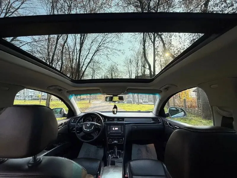 🚘 марка / модель: skoda superb lаurin&klement 📮 город:донецк 📅 год выпуска:2012 💶 цена:1.150.000р 📊 пробег:200.000км ⛽ двигатель (тип, объем, ):бензин,2.0 🔧 тип кпп:автомат 📝 описание: в продаже очень редкий и отличный автомобиль, акпп мокрая dq250 и мотор ccza 2.0. максимальная комплектация lаurin&klement в ней есть все даже зонтик) вентиляция и обогрев всех сидений, музыка sound system, навигация, климат многозонный, шторки, электро багажник, адаптивная оптика, панорамная крыша, память сидений, камера заднего вида, бесключевой доступ, кнопка старт стоп и т. д. технически на отлично, кузов чувствует себя прекрасно, готов к любым проверкам на вашем сто. машина дарит много положительных эмоций, двигатель, коробка обслужены салон в отличном состоянии комплектация laurin&klement эксплуатация автомобиля с 2013г, только лишь в одной семье, птс оригинал, два ключа. отличный автомобиль за свои деньги ☎ контактный телефон:+79495505985телеграм) 📞 звоните: +7(949)5505985 - фотография - 9