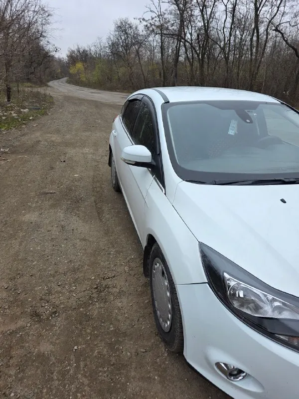 Форд фокус 3(рестайленг)2013 год. в эксплуатации с 2014 года. о. д 2.0л. авто в хорошем техническом состоянии все светится и крутится как положено, за машиной очень хорошо следили все вовремя менялось и обслуживолось!стоит хорошая сигнализация с автозапуском, машина продаётся на новой зимней резине, салон ухоженный (в машине не курили). цена 700тыс. номер для связи +79495220987 г. донецк - фотография - 3