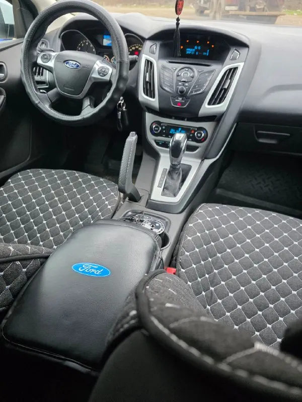 Форд фокус 3(рестайленг)2013 год. в эксплуатации с 2014 года. о. д 2.0л. авто в хорошем техническом состоянии все светится и крутится как положено, за машиной очень хорошо следили все вовремя менялось и обслуживолось!стоит хорошая сигнализация с автозапуском, машина продаётся на новой зимней резине, салон ухоженный (в машине не курили). цена 700тыс. номер для связи +79495220987 г. донецк - фотография - 7