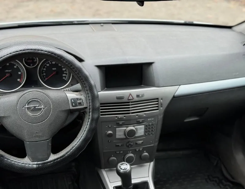 🚙 opel astra 💰цена - 555.000₽ 🌍 город - мариуполь 📆 год выпуска - 2006 🛞пробег - 210.000 км ⛽️топливо - дизель ⚙️модификация- 1.7 🕹️кпп - механика 🏋🏻‍♂️собственник - да ☎️+79497368266 автомобиль в идеальном состоянии! с оригинальным пробегом 100% полностью обслужен, вложений не требует не каких техника вся на отлично. весной было сделано большое то кузов в отличном состоянии!документы абсолютно чистые доп. инфо. по телефону. abs✅ климат✅ круиз✅ эл. подъемники✅ 4 подушки безопасности✅ эл. регулировка зеркал✅ мульти - руль✅ датчик света✅ датчик дождя✅ - фотография - 7
