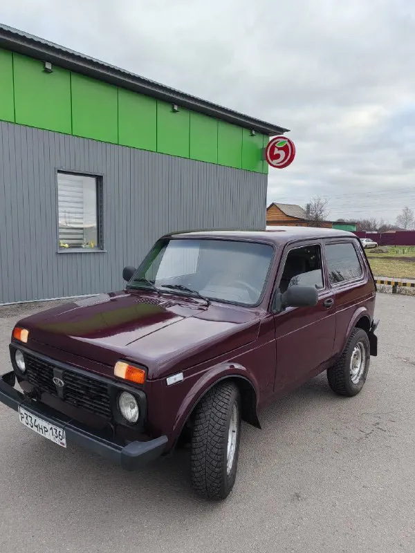 Продам ниву, 2007 год. полное переоформление. машина на уверенном ходу, вложения не требует, делалась для себя. инжектор, после полной капиталки, уже с гидрокомпенсаторами. кпп - 5 ходовая новая, лишних звуков нет. кузов на 5, выкрашен, без шпатлёвки, ржавчины и дыр. раздатка, мосты работают без нареканий. салон норм, печка жарит, уже с гуром. цена 365.000р. находится в енакиево +79491016439 📲 tg: руслан 📞 звоните: +7(949)1016439 - фотография - 3