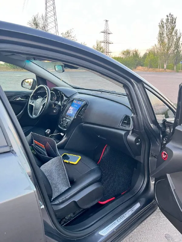 Продам опель астра j турбо 2010г 1.4 двигатель, механика 6 ступка салон ухоженный, чистый без потертостей (на сиденьях чехлы). климат контроль ( холодит хорошо) подогрев сидений, подогрев руля, портроник, ручник замечательно держит. камера заднего вида. не каких вложений не требует. с документами полный порядок. цена 750.000к. реальным покупателям хороший торг макеевка +79493984734 - фотография - 2