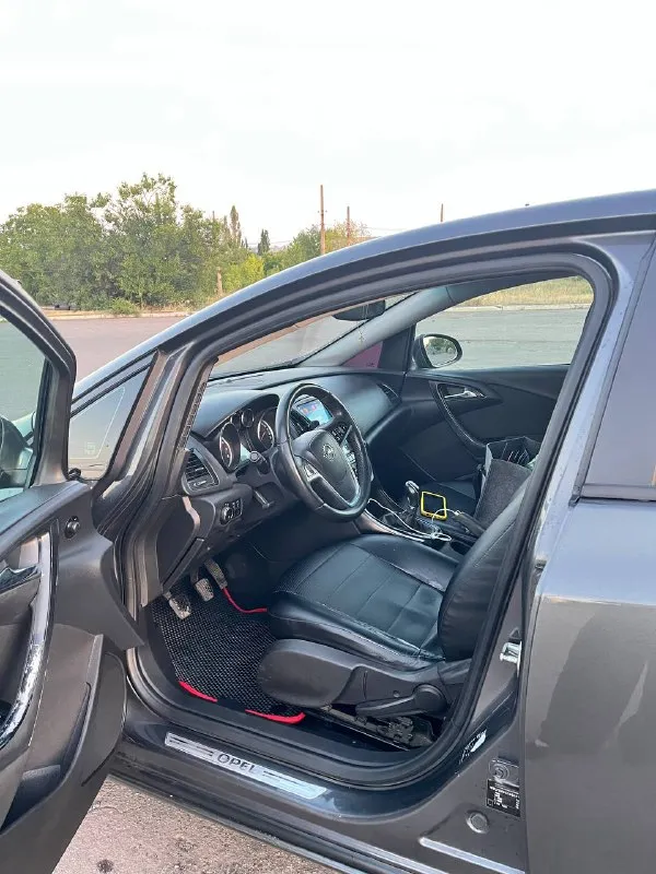 Продам опель астра j турбо 2010г 1.4 двигатель, механика 6 ступка салон ухоженный, чистый без потертостей (на сиденьях чехлы). климат контроль ( холодит хорошо) подогрев сидений, подогрев руля, портроник, ручник замечательно держит. камера заднего вида. не каких вложений не требует. с документами полный порядок. цена 750.000к. реальным покупателям хороший торг макеевка +79493984734 - фотография - 3