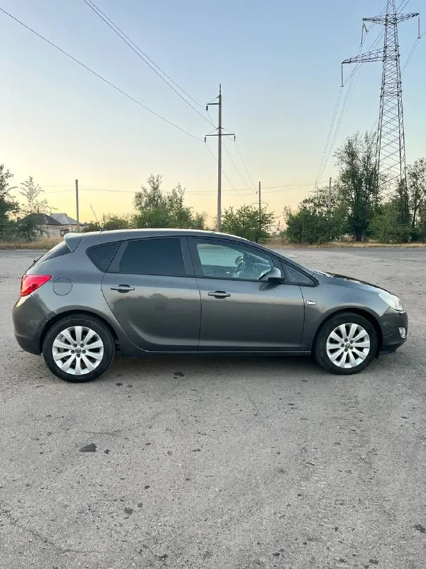 Продам опель астра j турбо 2010г 1.4 двигатель, механика 6 ступка салон ухоженный, чистый без потертостей (на сиденьях чехлы). климат контроль ( холодит хорошо) подогрев сидений, подогрев руля, портроник, ручник замечательно держит. камера заднего вида. не каких вложений не требует. с документами полный порядок. цена 750.000к. реальным покупателям хороший торг макеевка +79493984734 - фотография - 4