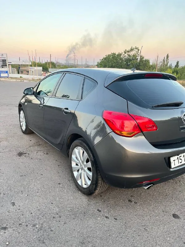 Продам опель астра j турбо 2010г 1.4 двигатель, механика 6 ступка салон ухоженный, чистый без потертостей (на сиденьях чехлы). климат контроль ( холодит хорошо) подогрев сидений, подогрев руля, портроник, ручник замечательно держит. камера заднего вида. не каких вложений не требует. с документами полный порядок. цена 750.000к. реальным покупателям хороший торг макеевка +79493984734 - фотография - 5