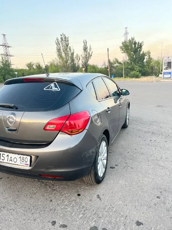 Продам опель астра j турбо 2010г 1.4 двигатель, механика 6 ступка салон ухоженный, чистый без потертостей (на сиденьях чехлы). климат контроль ( холодит хорошо) подогрев сидений, подогрев руля, портроник, ручник замечательно держит. камера заднего вида. не каких вложений не требует. с документами полный порядок. цена 750.000к. реальным покупателям хороший торг макеевка +79493984734 - фотография - 6