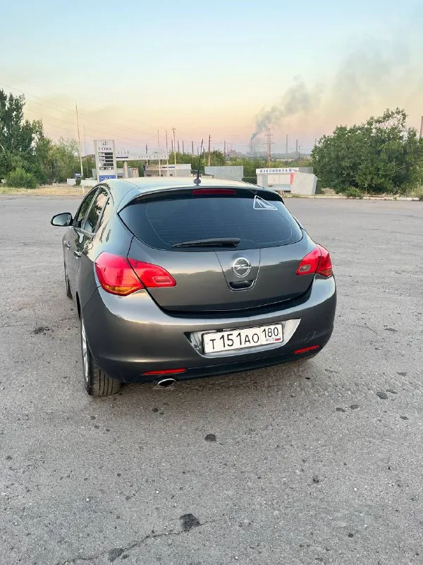 Продам опель астра j турбо 2010г 1.4 двигатель, механика 6 ступка салон ухоженный, чистый без потертостей (на сиденьях чехлы). климат контроль ( холодит хорошо) подогрев сидений, подогрев руля, портроник, ручник замечательно держит. камера заднего вида. не каких вложений не требует. с документами полный порядок. цена 750.000к. реальным покупателям хороший торг макеевка +79493984734 - фотография - 7