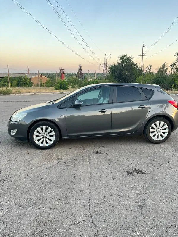 Продам опель астра j турбо 2010г 1.4 двигатель, механика 6 ступка салон ухоженный, чистый без потертостей (на сиденьях чехлы). климат контроль ( холодит хорошо) подогрев сидений, подогрев руля, портроник, ручник замечательно держит. камера заднего вида. не каких вложений не требует. с документами полный порядок. цена 750.000к. реальным покупателям хороший торг макеевка +79493984734 - фотография - 8