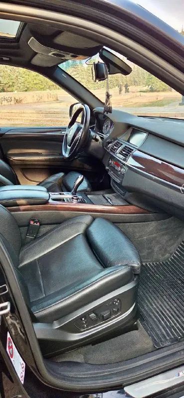 Bmw x5 e70 2010 (рестайлинг) 3.0 бензин 154 тысячи оригинального пробега! без дтп! в заводском окрасе! ничего не крутилось !все остекление и оптика заводские! никакой коррозии! после полировки и керамики, нюансов по кузову нет! зеленая автотека! два ключа! технически без нареканий! никаких течей, весь сухой! ошибок нет! работает каждая кнопка! никаких стуков, скрипов и прочего нет! есть вся история обслуживания! вложений не требует! очень хорошая комплектация! панорамная крыша, электропривод багажника и зеркал, проекция, ломайки, круговой обзор, подогрев всех сидений, вентиляция сидений, память и многое другое! салон не затерт, кожа вся целая, ничего не перешивалось и не менялось! подробнее по телефону! 1.800.000 торг возможен горловка-енакиево +79493425114 📲 tg: 🙏🏻 📞 звоните: +7(949)3425114 - фотография - 10