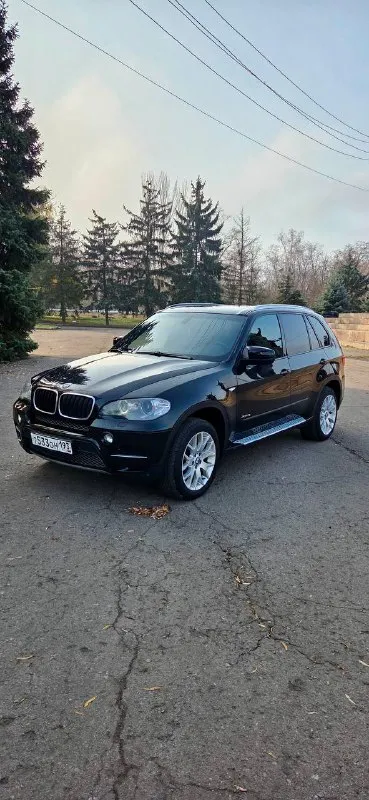 Bmw x5 e70 2010 (рестайлинг) 3.0 бензин 154 тысячи оригинального пробега! без дтп! в заводском окрасе! ничего не крутилось !все остекление и оптика заводские! никакой коррозии! после полировки и керамики, нюансов по кузову нет! зеленая автотека! два ключа! технически без нареканий! никаких течей, весь сухой! ошибок нет! работает каждая кнопка! никаких стуков, скрипов и прочего нет! есть вся история обслуживания! вложений не требует! очень хорошая комплектация! панорамная крыша, электропривод багажника и зеркал, проекция, ломайки, круговой обзор, подогрев всех сидений, вентиляция сидений, память и многое другое! салон не затерт, кожа вся целая, ничего не перешивалось и не менялось! подробнее по телефону! 1.800.000 торг возможен горловка-енакиево +79493425114 📲 tg: 🙏🏻 📞 звоните: +7(949)3425114 - фотография - 2