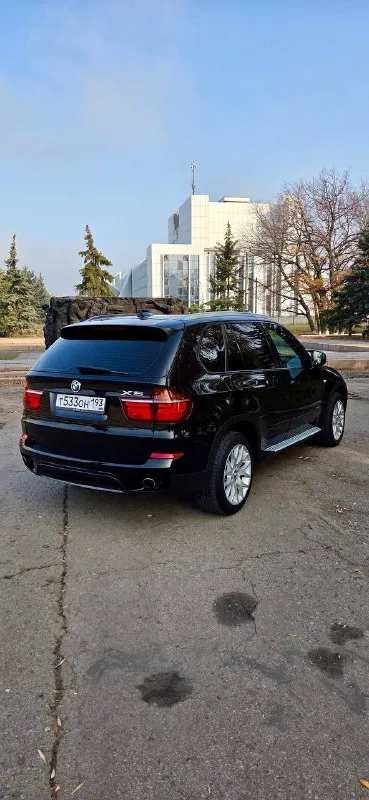 Bmw x5 e70 2010 (рестайлинг) 3.0 бензин 154 тысячи оригинального пробега! без дтп! в заводском окрасе! ничего не крутилось !все остекление и оптика заводские! никакой коррозии! после полировки и керамики, нюансов по кузову нет! зеленая автотека! два ключа! технически без нареканий! никаких течей, весь сухой! ошибок нет! работает каждая кнопка! никаких стуков, скрипов и прочего нет! есть вся история обслуживания! вложений не требует! очень хорошая комплектация! панорамная крыша, электропривод багажника и зеркал, проекция, ломайки, круговой обзор, подогрев всех сидений, вентиляция сидений, память и многое другое! салон не затерт, кожа вся целая, ничего не перешивалось и не менялось! подробнее по телефону! 1.800.000 торг возможен горловка-енакиево +79493425114 📲 tg: 🙏🏻 📞 звоните: +7(949)3425114 - фотография - 4