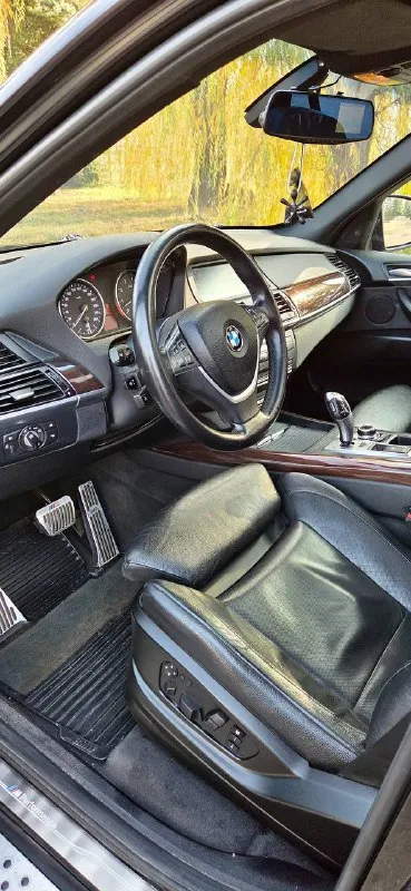 Bmw x5 e70 2010 (рестайлинг) 3.0 бензин 154 тысячи оригинального пробега! без дтп! в заводском окрасе! ничего не крутилось !все остекление и оптика заводские! никакой коррозии! после полировки и керамики, нюансов по кузову нет! зеленая автотека! два ключа! технически без нареканий! никаких течей, весь сухой! ошибок нет! работает каждая кнопка! никаких стуков, скрипов и прочего нет! есть вся история обслуживания! вложений не требует! очень хорошая комплектация! панорамная крыша, электропривод багажника и зеркал, проекция, ломайки, круговой обзор, подогрев всех сидений, вентиляция сидений, память и многое другое! салон не затерт, кожа вся целая, ничего не перешивалось и не менялось! подробнее по телефону! 1.800.000 торг возможен горловка-енакиево +79493425114 📲 tg: 🙏🏻 📞 звоните: +7(949)3425114 - фотография - 7