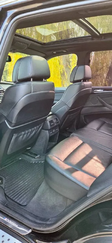 Bmw x5 e70 2010 (рестайлинг) 3.0 бензин 154 тысячи оригинального пробега! без дтп! в заводском окрасе! ничего не крутилось !все остекление и оптика заводские! никакой коррозии! после полировки и керамики, нюансов по кузову нет! зеленая автотека! два ключа! технически без нареканий! никаких течей, весь сухой! ошибок нет! работает каждая кнопка! никаких стуков, скрипов и прочего нет! есть вся история обслуживания! вложений не требует! очень хорошая комплектация! панорамная крыша, электропривод багажника и зеркал, проекция, ломайки, круговой обзор, подогрев всех сидений, вентиляция сидений, память и многое другое! салон не затерт, кожа вся целая, ничего не перешивалось и не менялось! подробнее по телефону! 1.800.000 торг возможен горловка-енакиево +79493425114 📲 tg: 🙏🏻 📞 звоните: +7(949)3425114 - фотография - 8