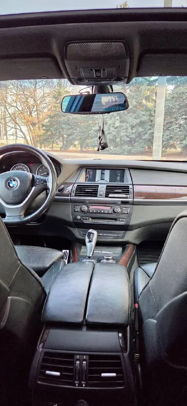 Bmw x5 e70 2010 (рестайлинг) 3.0 бензин 154 тысячи оригинального пробега! без дтп! в заводском окрасе! ничего не крутилось !все остекление и оптика заводские! никакой коррозии! после полировки и керамики, нюансов по кузову нет! зеленая автотека! два ключа! технически без нареканий! никаких течей, весь сухой! ошибок нет! работает каждая кнопка! никаких стуков, скрипов и прочего нет! есть вся история обслуживания! вложений не требует! очень хорошая комплектация! панорамная крыша, электропривод багажника и зеркал, проекция, ломайки, круговой обзор, подогрев всех сидений, вентиляция сидений, память и многое другое! салон не затерт, кожа вся целая, ничего не перешивалось и не менялось! подробнее по телефону! 1.800.000 торг возможен горловка-енакиево +79493425114 📲 tg: 🙏🏻 📞 звоните: +7(949)3425114 - фотография - 9