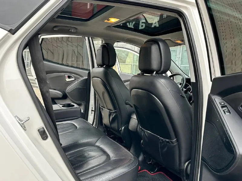 Hyundai ix35 2012г. 2.0 бензин автоматическая коробка передач (полный привод) автомобиль в отличном состоянии, без дтп 167тыс, км родного пробега, обслуживание все и всегда во время, комплектация максимальная! кожаный салон, подогрев сидений, панорама подогрев руля, авто парковка, климат контроль, и многое другое! с документами полный порядок! от собственника цена 1.295-000тыс. ₽ остальные вопросы по тел звоните +7949-551-68-75 📲 tg: n.77 📞 звоните: +7(949)5516875 - фотография - 10