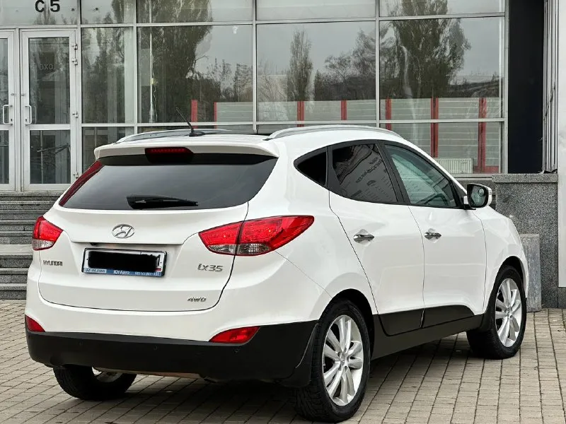 Hyundai ix35 2012г. 2.0 бензин автоматическая коробка передач (полный привод) автомобиль в отличном состоянии, без дтп 167тыс, км родного пробега, обслуживание все и всегда во время, комплектация максимальная! кожаный салон, подогрев сидений, панорама подогрев руля, авто парковка, климат контроль, и многое другое! с документами полный порядок! от собственника цена 1.295-000тыс. ₽ остальные вопросы по тел звоните +7949-551-68-75 📲 tg: n.77 📞 звоните: +7(949)5516875 - фотография - 6
