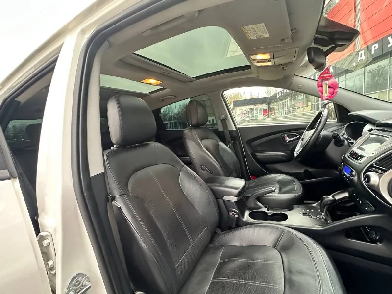 Hyundai ix35 2012г. 2.0 бензин автоматическая коробка передач (полный привод) автомобиль в отличном состоянии, без дтп 167тыс, км родного пробега, обслуживание все и всегда во время, комплектация максимальная! кожаный салон, подогрев сидений, панорама подогрев руля, авто парковка, климат контроль, и многое другое! с документами полный порядок! от собственника цена 1.295-000тыс. ₽ остальные вопросы по тел звоните +7949-551-68-75 📲 tg: n.77 📞 звоните: +7(949)5516875 - фотография - 8