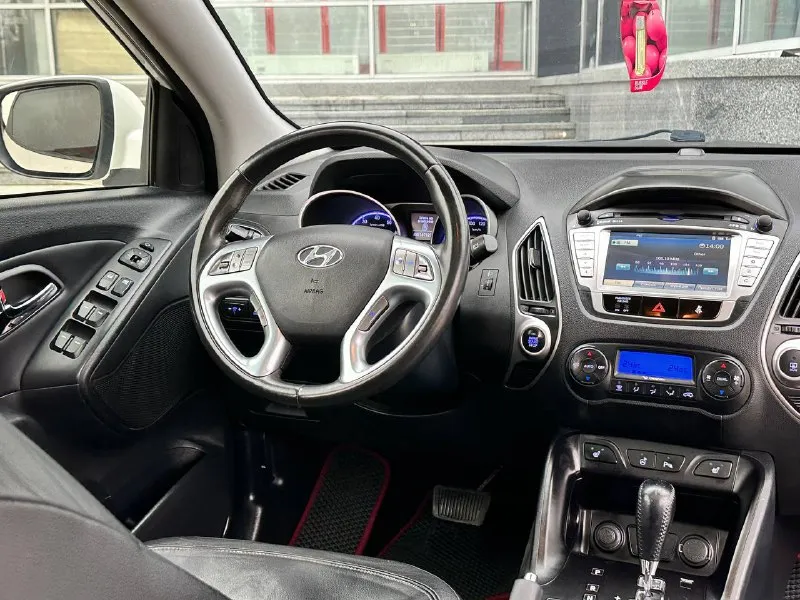 Hyundai ix35 2012г. 2.0 бензин автоматическая коробка передач (полный привод) автомобиль в отличном состоянии, без дтп 167тыс, км родного пробега, обслуживание все и всегда во время, комплектация максимальная! кожаный салон, подогрев сидений, панорама подогрев руля, авто парковка, климат контроль, и многое другое! с документами полный порядок! от собственника цена 1.295-000тыс. ₽ остальные вопросы по тел звоните +7949-551-68-75 📲 tg: n.77 📞 звоните: +7(949)5516875 - фотография - 9