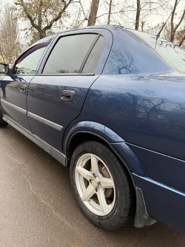 Продам opel astra g 1.4 синий седан 2004 года, состояние полностью на ходу, не битый, есть моменты по кузову, фото прилагаю. бензин. передние стеклоподъемник. все расходники менял вовремя, фильтра, масла все в порядке пробег 215 цена 350 тысяч рублей. разумный торг у капота. мариуполь +79495808106 📲 tg: влад кондрашев 📞 звоните: +7(949)5808106 - фотография - 3