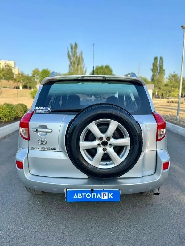 🚘 toyota rav4 💰цена: 900 000р 🏢город: мариуполь 📅год выпуска: 2007 🗒️пробег: 242 000 км. ⚙️двигатель: 2.4 ⛽топливо: бензин ⚙️кпп: автомат 📞 телефон: +7-949-727-41-51 +7-949-551-91-52 +7-989-263-55-56 💾 описание: toyota rav4 (xa30). .. гендарный внедорожник, который не теряет актуальности. 🇯🇵 японская сборка ✅ техническая часть на 5. ✅ полный привод 4x4. ✅ двигатель 2.4 ✅ кузов без дтп и без коррозии ✅ максимальная комплектация: - двух зонный климат контроль - фирменное расширение - полный электропакет - бортовой компьютер - кожаный мультируль - кожаный салон - круиз контроль - электропривод сидений - новый фаркоп улица шевченко 2️⃣6️⃣9️⃣ - фотография - 5