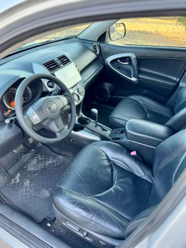 🚘 toyota rav4 💰цена: 900 000р 🏢город: мариуполь 📅год выпуска: 2007 🗒️пробег: 242 000 км. ⚙️двигатель: 2.4 ⛽топливо: бензин ⚙️кпп: автомат 📞 телефон: +7-949-727-41-51 +7-949-551-91-52 +7-989-263-55-56 💾 описание: toyota rav4 (xa30). .. гендарный внедорожник, который не теряет актуальности. 🇯🇵 японская сборка ✅ техническая часть на 5. ✅ полный привод 4x4. ✅ двигатель 2.4 ✅ кузов без дтп и без коррозии ✅ максимальная комплектация: - двух зонный климат контроль - фирменное расширение - полный электропакет - бортовой компьютер - кожаный мультируль - кожаный салон - круиз контроль - электропривод сидений - новый фаркоп улица шевченко 2️⃣6️⃣9️⃣ - фотография - 9