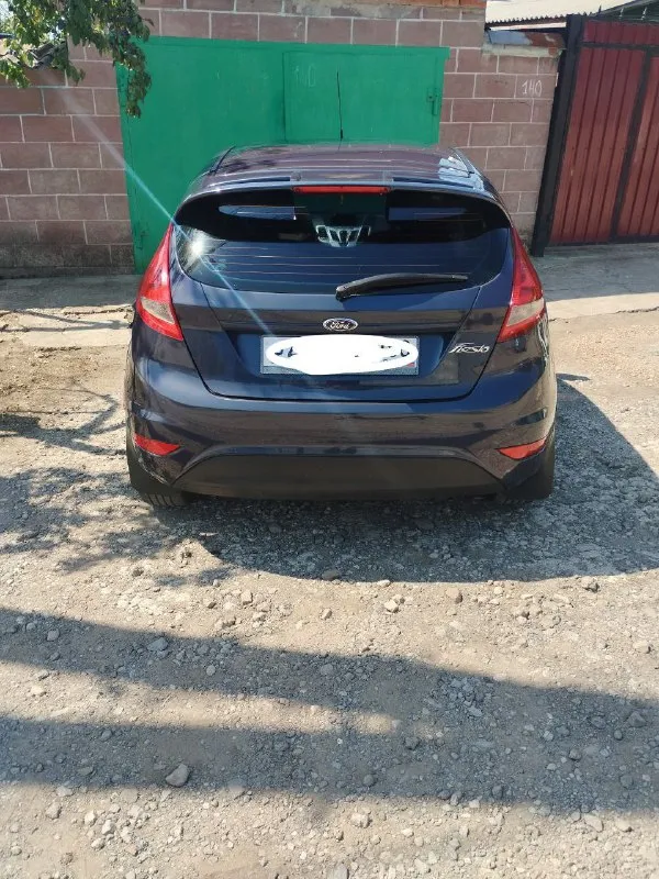 Ford fiesta 2012г. 1.4 дизель, мкпп 220тыс пробег, один владелец с автосалона, без дтп, есть один косметический окрас порога, диски р16, установлен подогрев двигателя 220в, салон в отличном состоянии, торг присутствует тел. +7949 401 75 24 цена 750 📲 tg: inna 📞 звоните: +7(949)4017524 - фотография - 6
