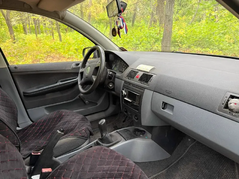 ❗️❗️цена 450.000 торг продам автомобиль skoda fabia 2004 года пробег 198.000 двигатель 1.4 шепчет, не дымит и не троит, обслужен полностью (свечи новые, масло новое, капиталка делалась 35.000км назад) коробка не хрустит не выбивает, сцепление новое. по комплектации: кондиционер рабочий (заправлен), печка греет, новый аккум,2 комплекта колес зима+лето на штампах, хороший свет. стекла все родные, машина в дтп не была. полное переоформление без штрафов и запретов осмотр: г. макеевка телефон для связи: +79494860649 📞 звоните: +7(949)4860649 - фотография - 6