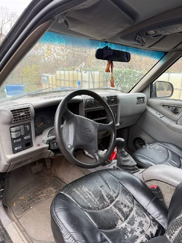 Продам chevrolet блейзер надежный американец по цене ржавой нивы год: 1998 на уверенном ходу полный привод двигатель капотка без нареканий цена: 370тыс город: донецк телефон: +7 978 100 39 13 📞 звоните: +7(978)1003913 - фотография - 2