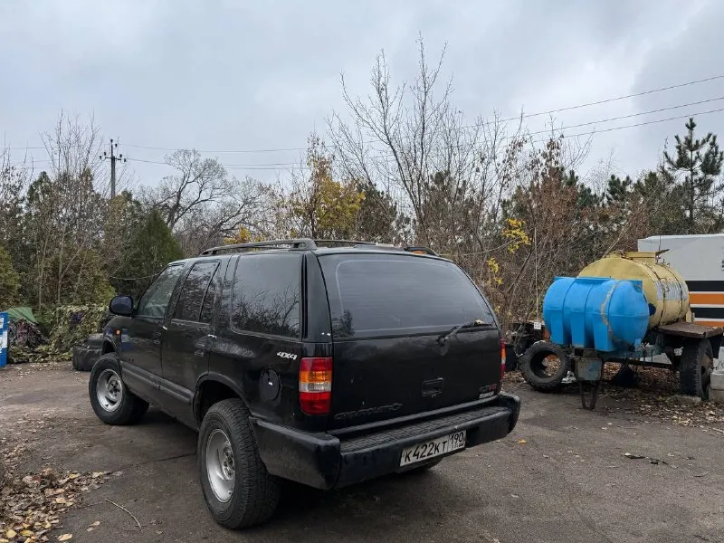 Продам chevrolet блейзер надежный американец по цене ржавой нивы год: 1998 на уверенном ходу полный привод двигатель капотка без нареканий цена: 370тыс город: донецк телефон: +7 978 100 39 13 📞 звоните: +7(978)1003913 - фотография - 3