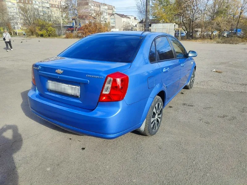 Продаю chevrolet lacetti ( chevrolet лачетти) 1.6 двигатель. машина в отличном состоянии. 2007 г. хорошая комплектация: все стеклоподъемники, кондиционер, обогрев стекла и зеркал, электрические зеркала. в салоне чисто и ничего не порвано. ходовая в отличном состоянии, ничего не стучит и не гремит, коробка автомат переключает идеально. никаких ошибок нет, сел поехал. 2 ключа. пробег 172 000 км. отличный комфортный авто. цена 540 000 р. машиной останетесь довольны. осмотр макеевка, тел +79493352911 или +79493364358 📞 звоните: +7(949)3352911 - фотография - 3