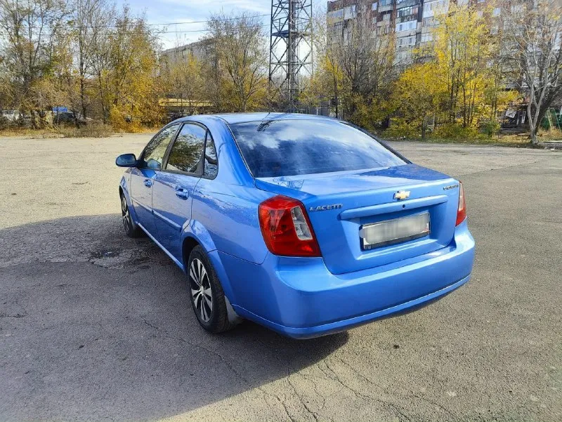 Продаю chevrolet lacetti ( chevrolet лачетти) 1.6 двигатель. машина в отличном состоянии. 2007 г. хорошая комплектация: все стеклоподъемники, кондиционер, обогрев стекла и зеркал, электрические зеркала. в салоне чисто и ничего не порвано. ходовая в отличном состоянии, ничего не стучит и не гремит, коробка автомат переключает идеально. никаких ошибок нет, сел поехал. 2 ключа. пробег 172 000 км. отличный комфортный авто. цена 540 000 р. машиной останетесь довольны. осмотр макеевка, тел +79493352911 или +79493364358 📞 звоните: +7(949)3352911 - фотография - 5