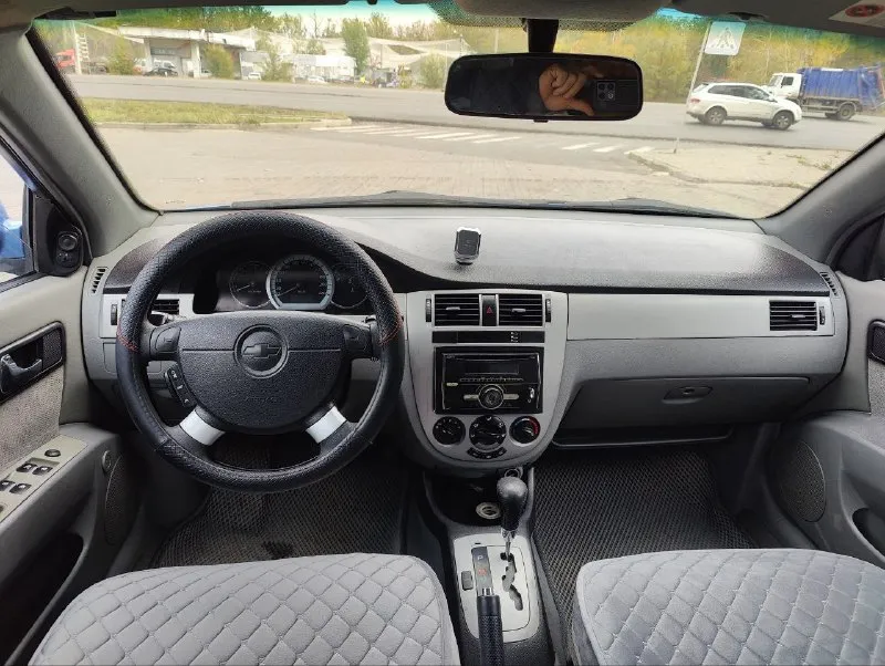 Продаю chevrolet lacetti ( chevrolet лачетти) 1.6 двигатель. машина в отличном состоянии. 2007 г. хорошая комплектация: все стеклоподъемники, кондиционер, обогрев стекла и зеркал, электрические зеркала. в салоне чисто и ничего не порвано. ходовая в отличном состоянии, ничего не стучит и не гремит, коробка автомат переключает идеально. никаких ошибок нет, сел поехал. 2 ключа. пробег 172 000 км. отличный комфортный авто. цена 540 000 р. машиной останетесь довольны. осмотр макеевка, тел +79493352911 или +79493364358 📞 звоните: +7(949)3352911 - фотография - 6