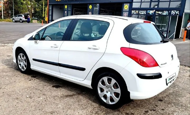 Продам peugeot 308 2010 года выпуска, 1.6 автомат. автомобиль в отличном состоянии, работает каждая кнопка. по двигателю, коробке, ходовой части вопросов нет. климат контроль, подогрев сидений. из минусов трещина на лобовом стекле, не меняли в связи с тем что все стекла родные. цена 500 тыс. +79493004173 📲 tg: роман 📞 звоните: +7(949)3004173 - фотография - 2