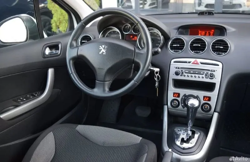Продам peugeot 308 2010 года выпуска, 1.6 автомат. автомобиль в отличном состоянии, работает каждая кнопка. по двигателю, коробке, ходовой части вопросов нет. климат контроль, подогрев сидений. из минусов трещина на лобовом стекле, не меняли в связи с тем что все стекла родные. цена 500 тыс. +79493004173 📲 tg: роман 📞 звоните: +7(949)3004173 - фотография - 3