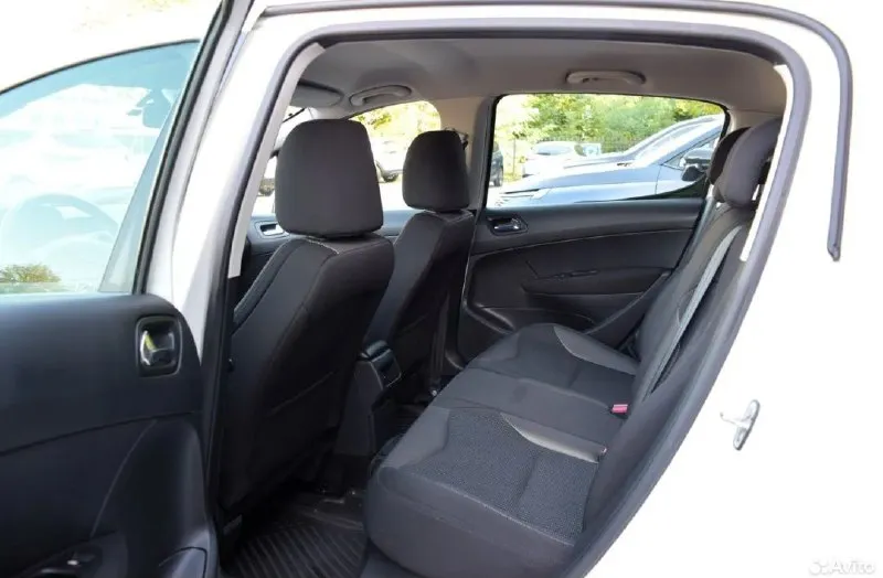 Продам peugeot 308 2010 года выпуска, 1.6 автомат. автомобиль в отличном состоянии, работает каждая кнопка. по двигателю, коробке, ходовой части вопросов нет. климат контроль, подогрев сидений. из минусов трещина на лобовом стекле, не меняли в связи с тем что все стекла родные. цена 500 тыс. +79493004173 📲 tg: роман 📞 звоните: +7(949)3004173 - фотография - 4