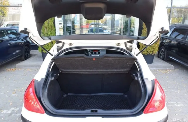 Продам peugeot 308 2010 года выпуска, 1.6 автомат. автомобиль в отличном состоянии, работает каждая кнопка. по двигателю, коробке, ходовой части вопросов нет. климат контроль, подогрев сидений. из минусов трещина на лобовом стекле, не меняли в связи с тем что все стекла родные. цена 500 тыс. +79493004173 📲 tg: роман 📞 звоните: +7(949)3004173 - фотография - 5