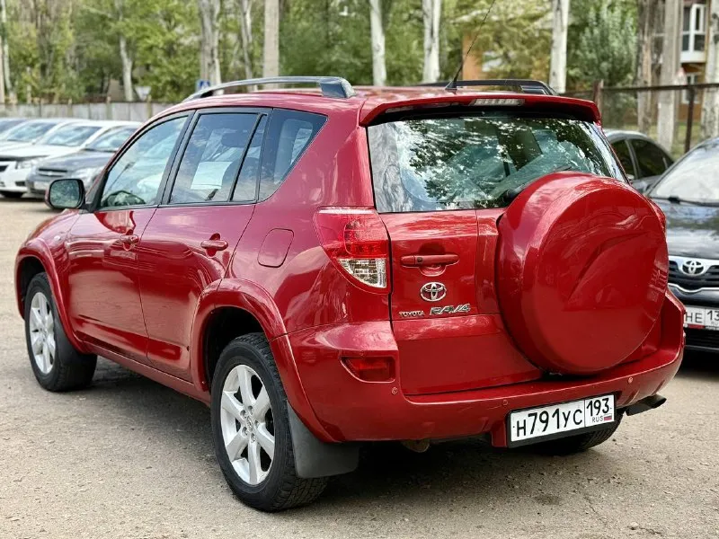 Продам toyota rav 4,2007 года выпуска, обьем 2.4,автомат, пробег 195,требует вложений по ходовой части и порогам, цена 770 торг, +79494182794 - фотография - 2