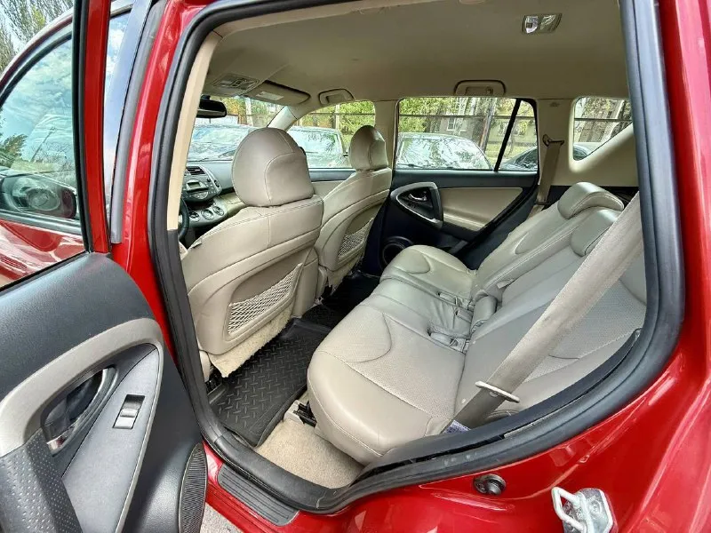 Продам toyota rav 4,2007 года выпуска, обьем 2.4,автомат, пробег 195,требует вложений по ходовой части и порогам, цена 770 торг, +79494182794 - фотография - 7